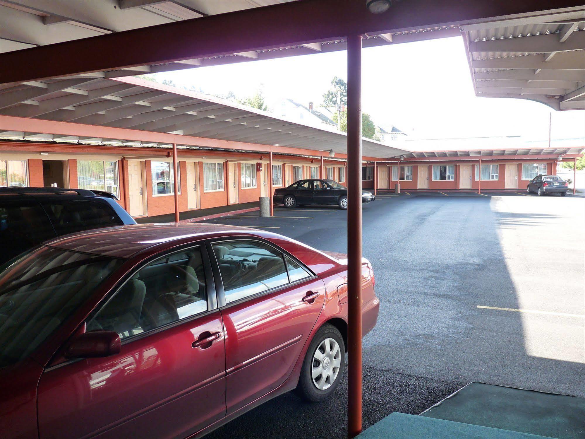Columbia Motel *